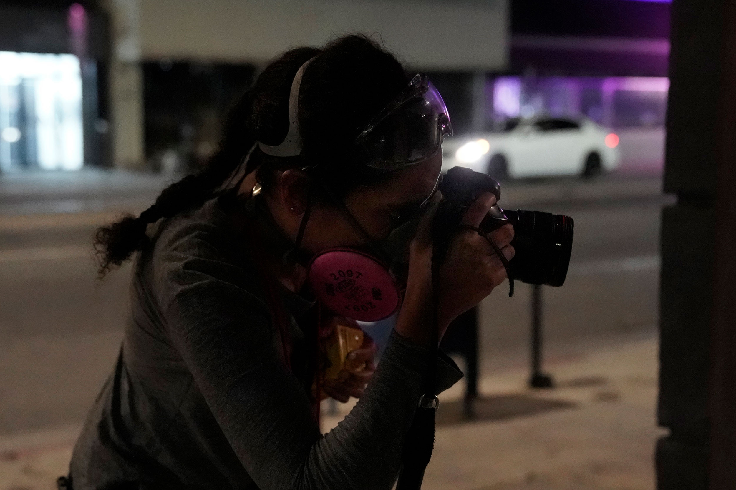 Bing Guan, Wearing safety goggles and a 3M respirator, Gabriella Angotti-Jones of the Los Angeles Times photographs the aftermath of looted stores in Los Angeles, California, U.S. on May 30, 2020. Bing Guan, Wearing safety goggles and a 3M respirator, Gabriella Angotti-Jones of the Los Angeles Times photographs the aftermath of looted stores in Los Angeles, California, U.S. on May 30, 2020.