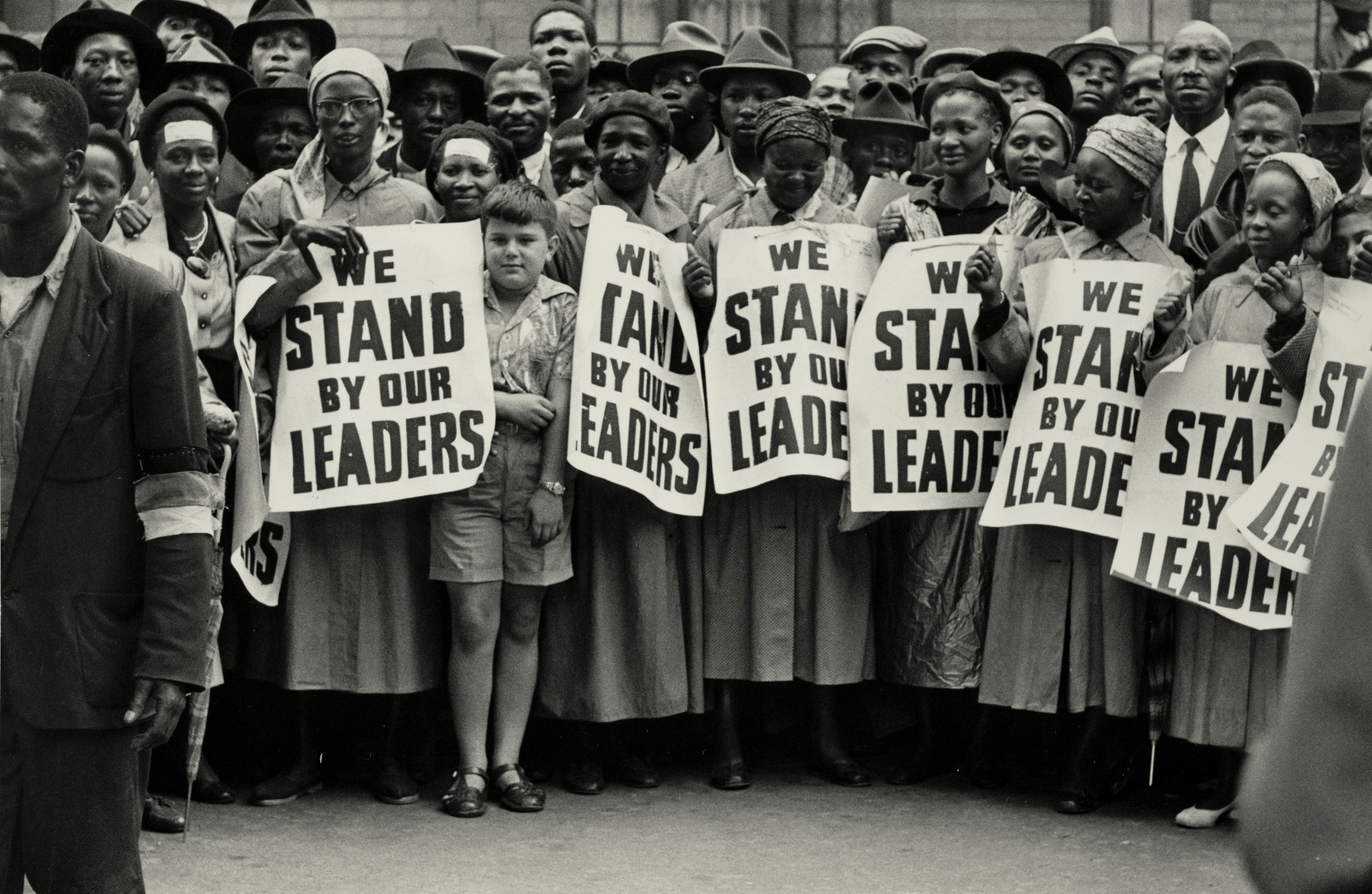 Near crowd. Апартеид в Южной Африке 1948-1994. Апартеид в ЮАР. Расовая сегрегация в ЮАР. Апартеид 1948 ЮАР.