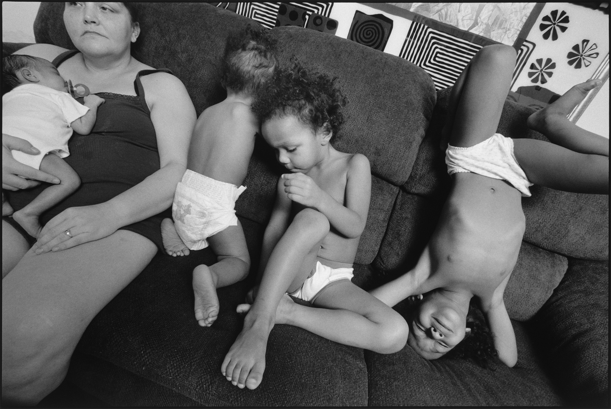 Mary Ellen Mark. Erin holding Kayteonna with Julian, E’Mari, and Ranaja on the couch, Seattle, 2004. © Mary Ellen Mark Mary Ellen Mark. Erin holding Kayteonna with Julian, E’Mari, and Ranaja on the couch, Seattle, 2004. © Mary Ellen Mark