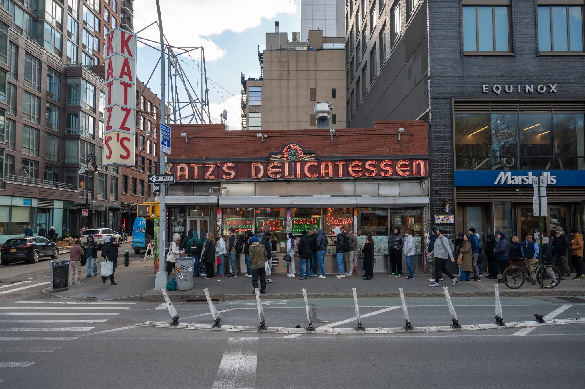 People waiting in line at Katz Delicatessen. Image credits: Yuvan Kumar