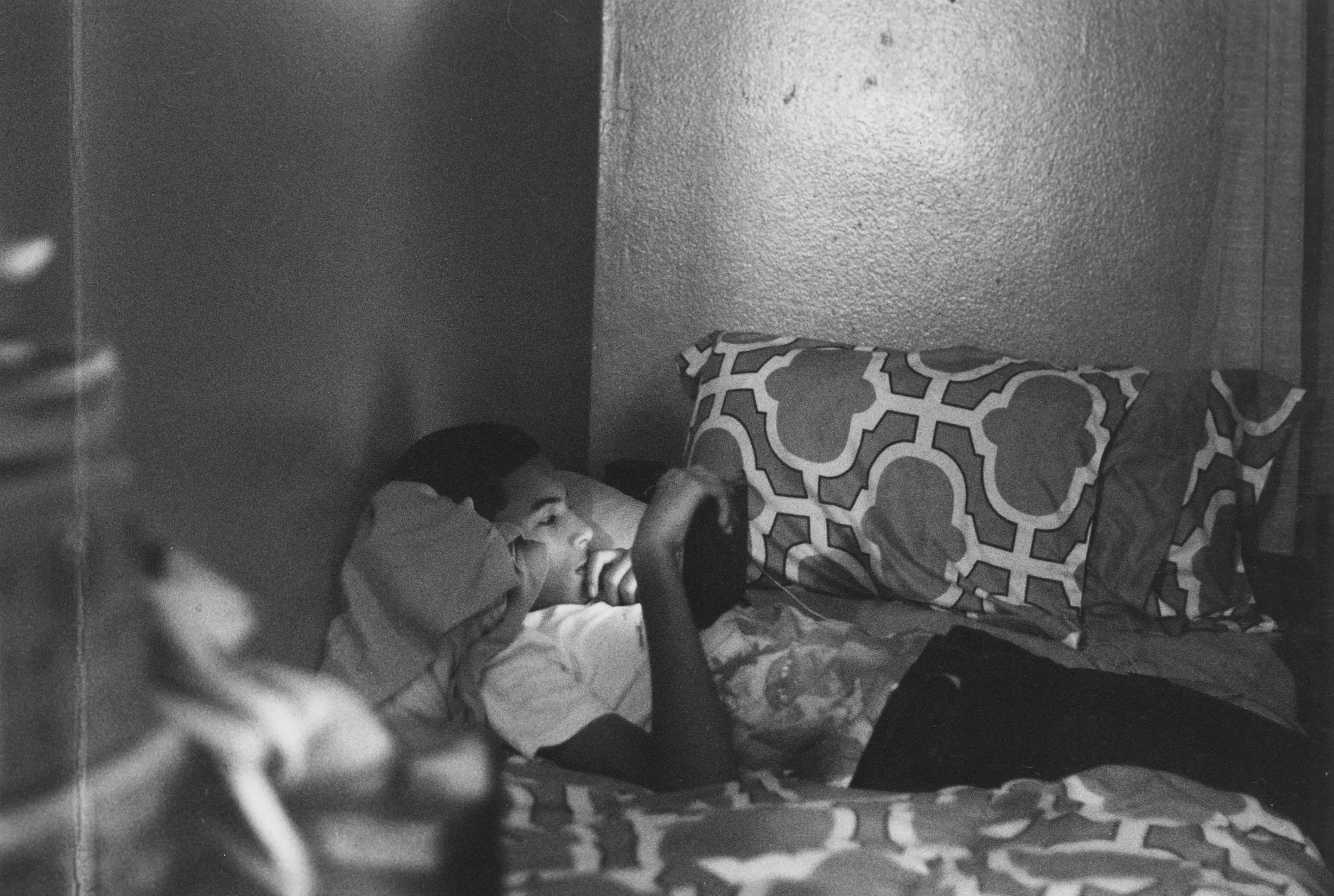 A kid in bed with a tablet.
