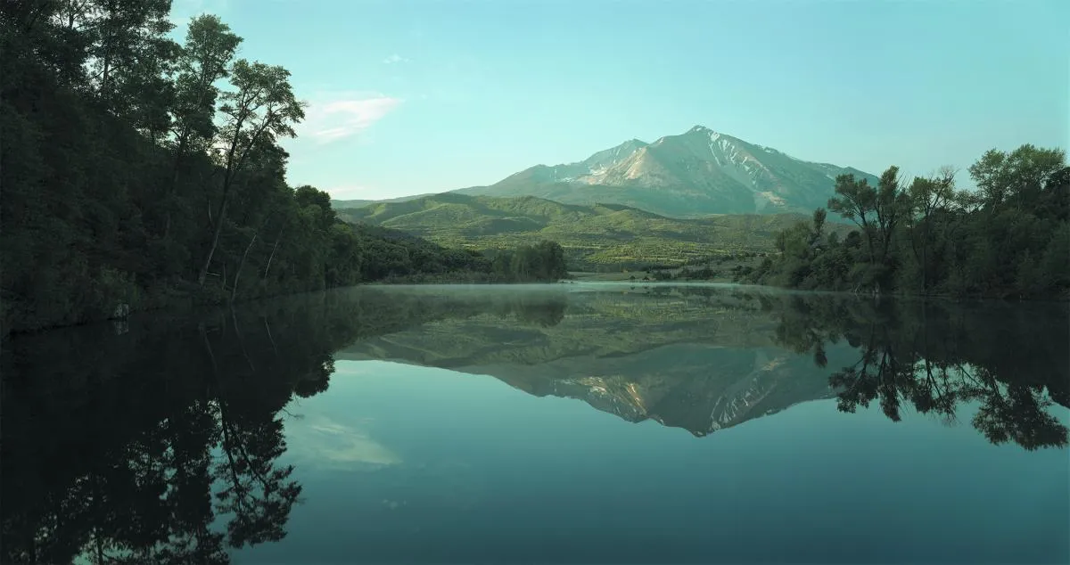 A picture of the lake with mountains in the background.