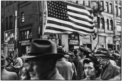 Elliott Erwitt, Crowd at Armistice Day Parade, Pittsburgh, November 1950. © Elliott Erwitt/Magnum Photos.