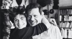 Black-and-white portrait of Helen Frankenthaler and David Smith with their arms around each other