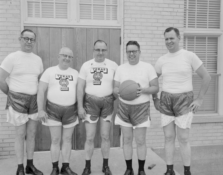 A picture of a basketball team.