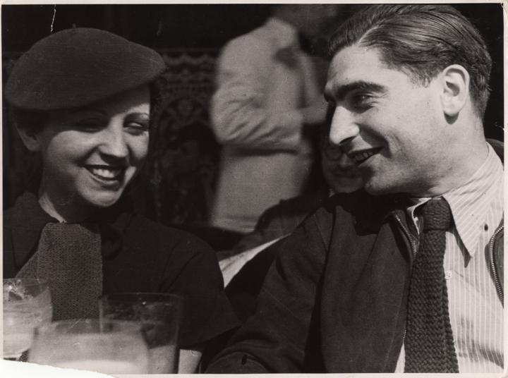 Robert Capa and Gerda Taro smiling. 