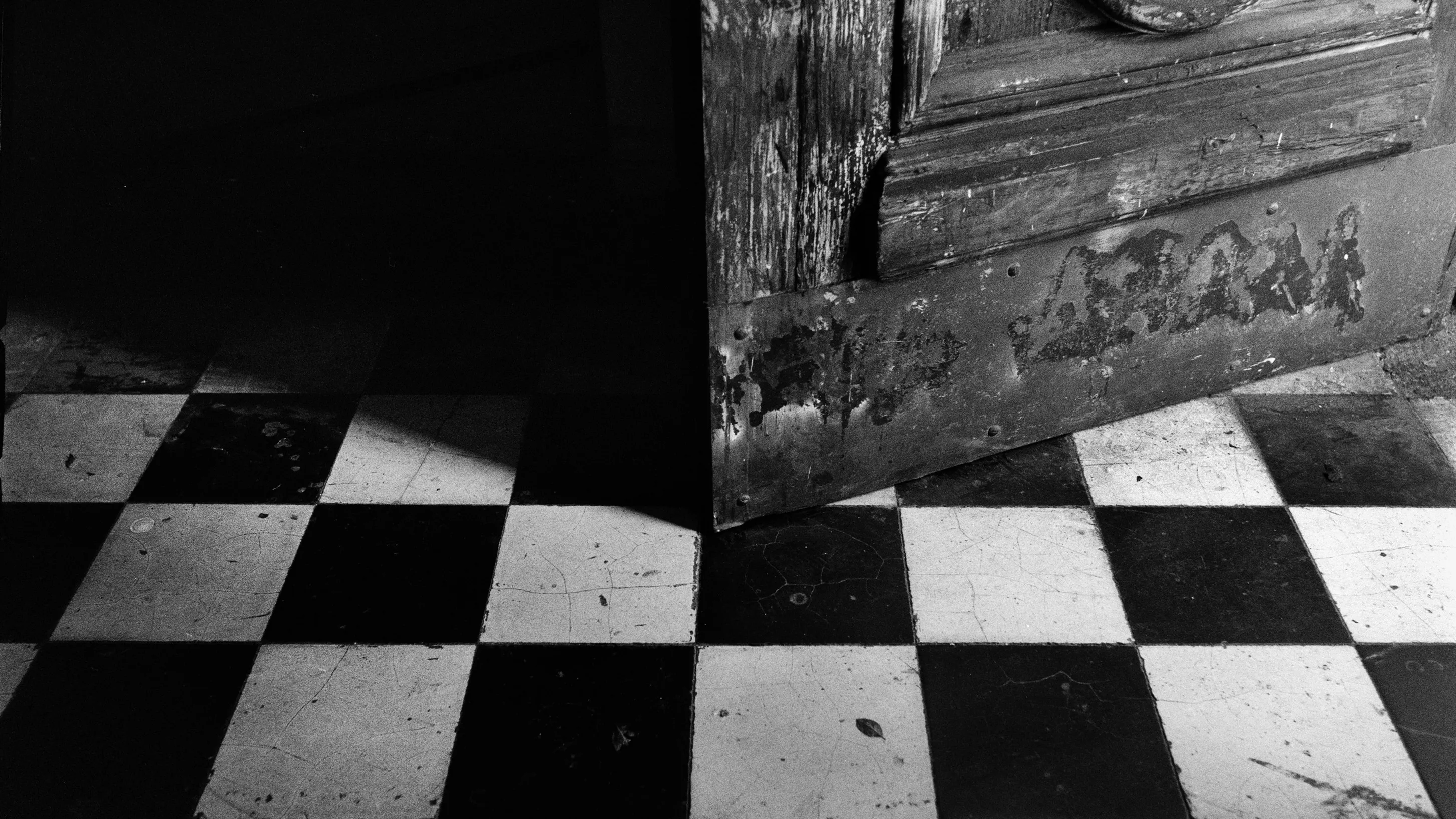 A picture of a bottom doors corner.